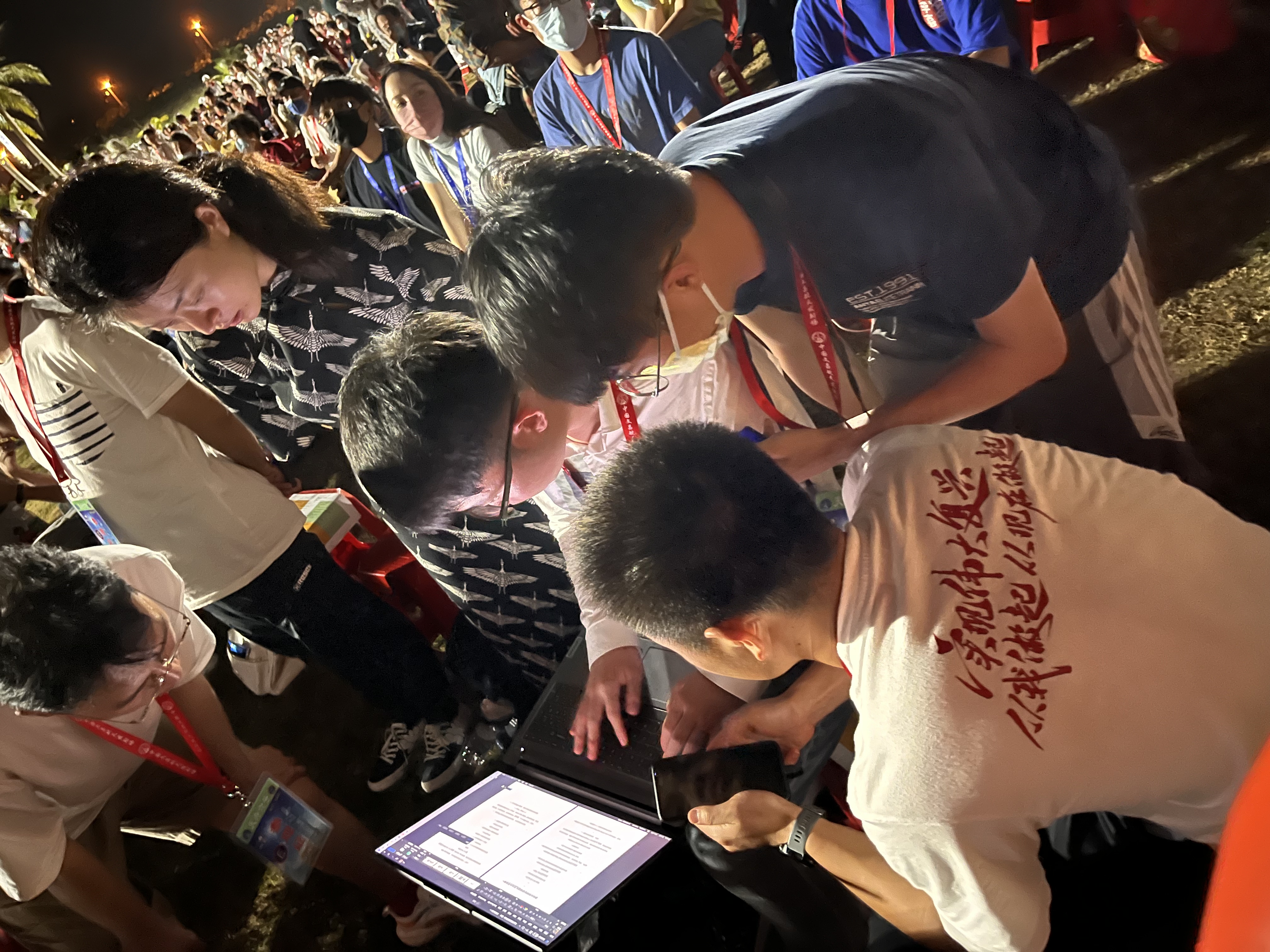 20230512-骄傲见证！开云线上（中国）网页版师生现场观礼天舟六号成功发射-航院供图-师生讨论学习“天舟六号”发射观礼感悟.jpeg