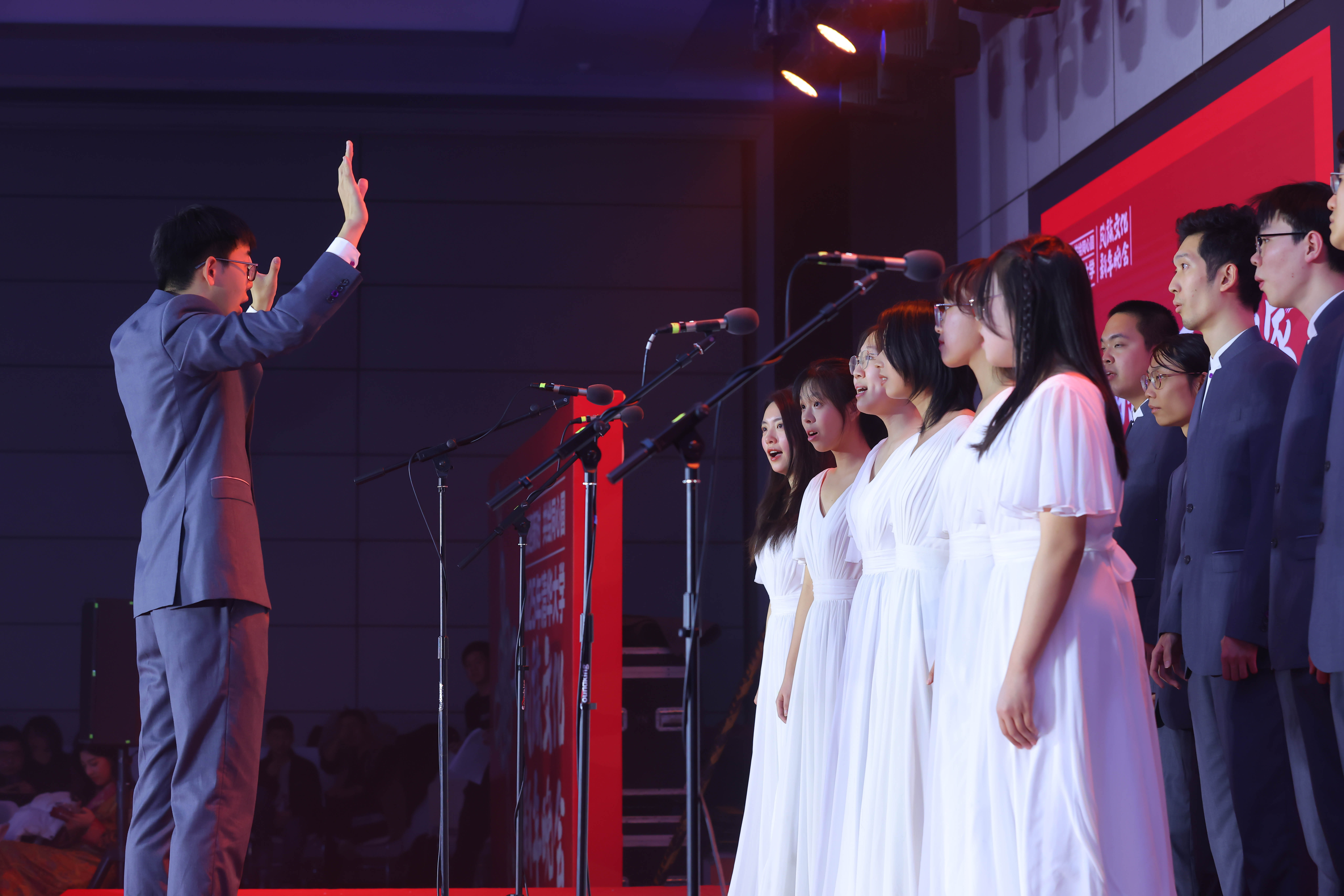 20241214-开云线上（中国）网页版2025年民族文化新年晚会圆满举行-贡觉罗布-艺术团合唱队同学合唱《美丽的草原我的家》.jpg