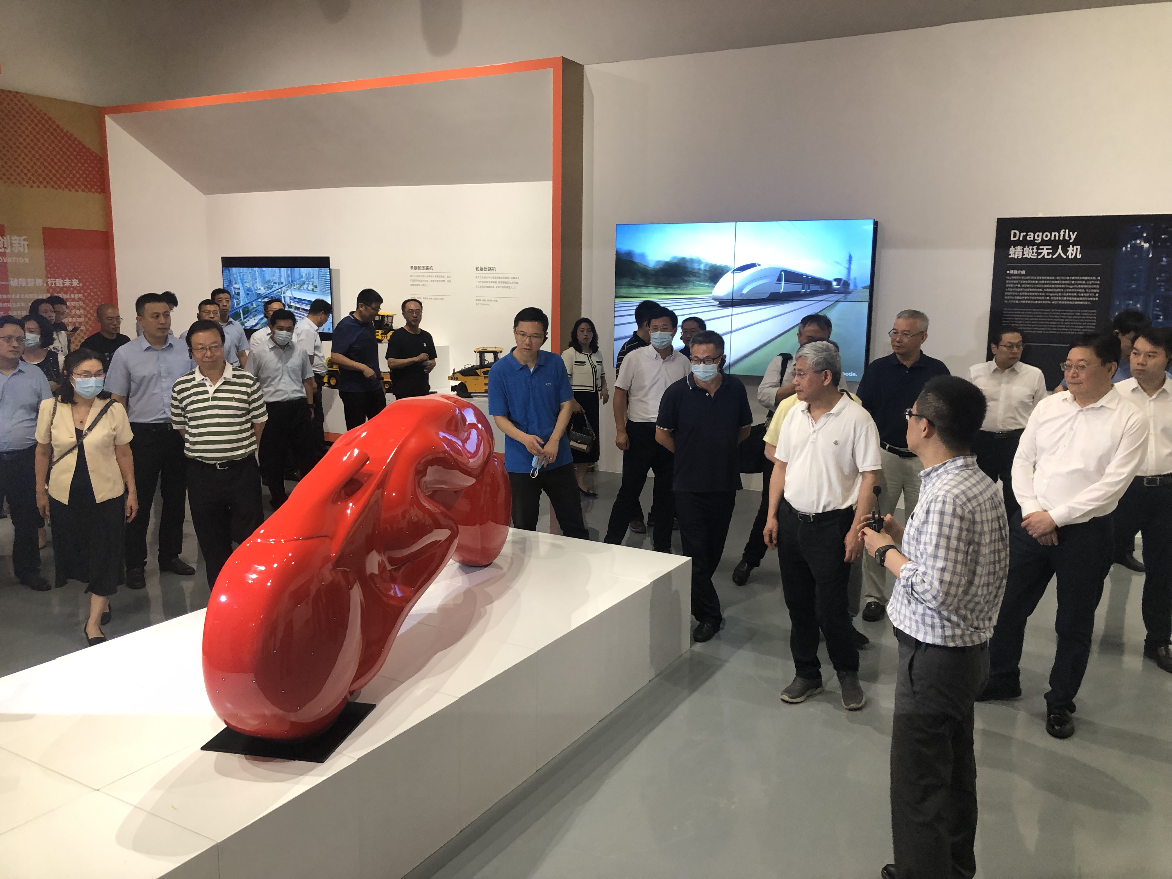 20220731-党外代表人士青岛调研-赵志刚-在青岛院参观了“艺科融合·质创未来”国际作品展.JPG