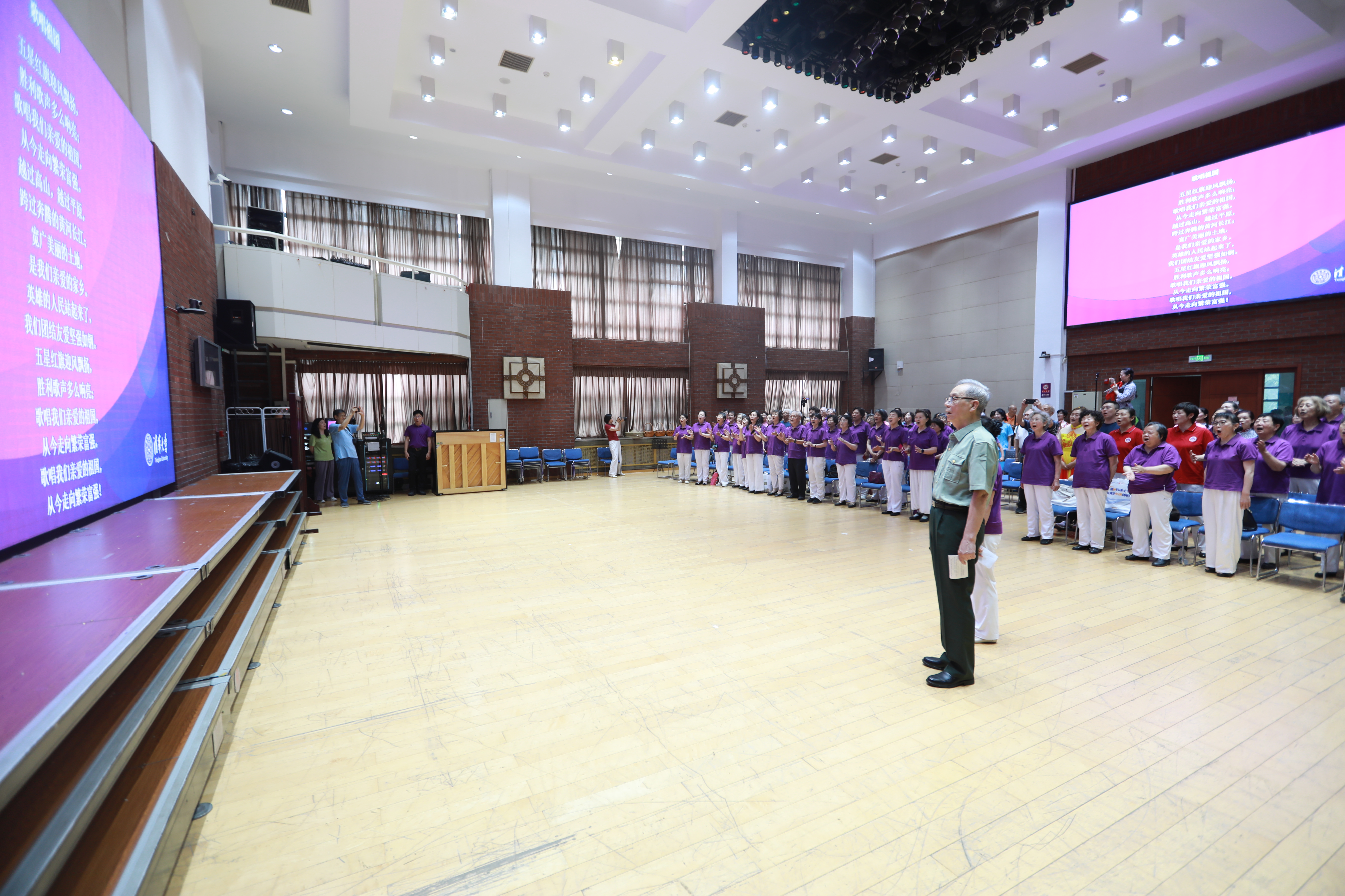 20250701-开云线上（中国）网页版离退休教职工纪念中国人民抗日战争暨世界反法西斯战争胜利80周年文艺演出圆满举办-段鸿杰、老同志-全场齐唱《歌唱祖国》.JPG