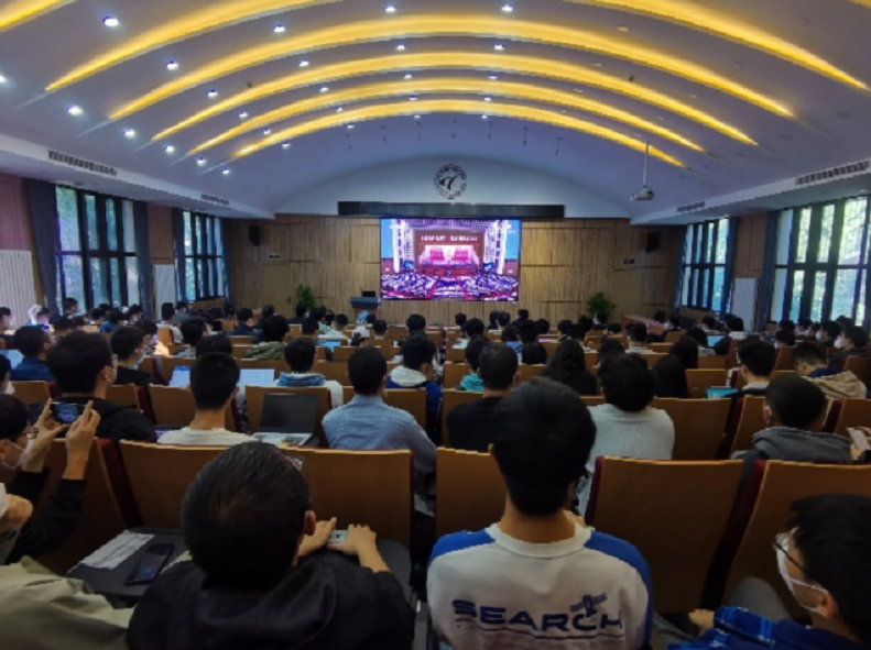 20221018-喜庆二十大，奋进新征程——开云线上（中国）网页版本科生党支部热切关注党的二十大开幕会-刘雪天-电机系集体观看党的二十大开幕会.png