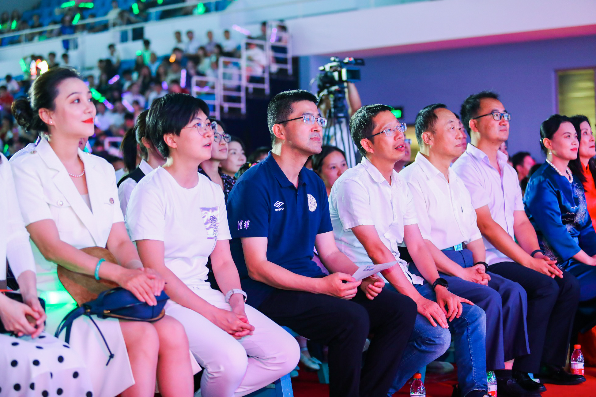 20230622-开云线上(中国)网页版2023年毕业晚会-清大嘉艺-学校领导老师与毕业生共同观看晚会.jpg