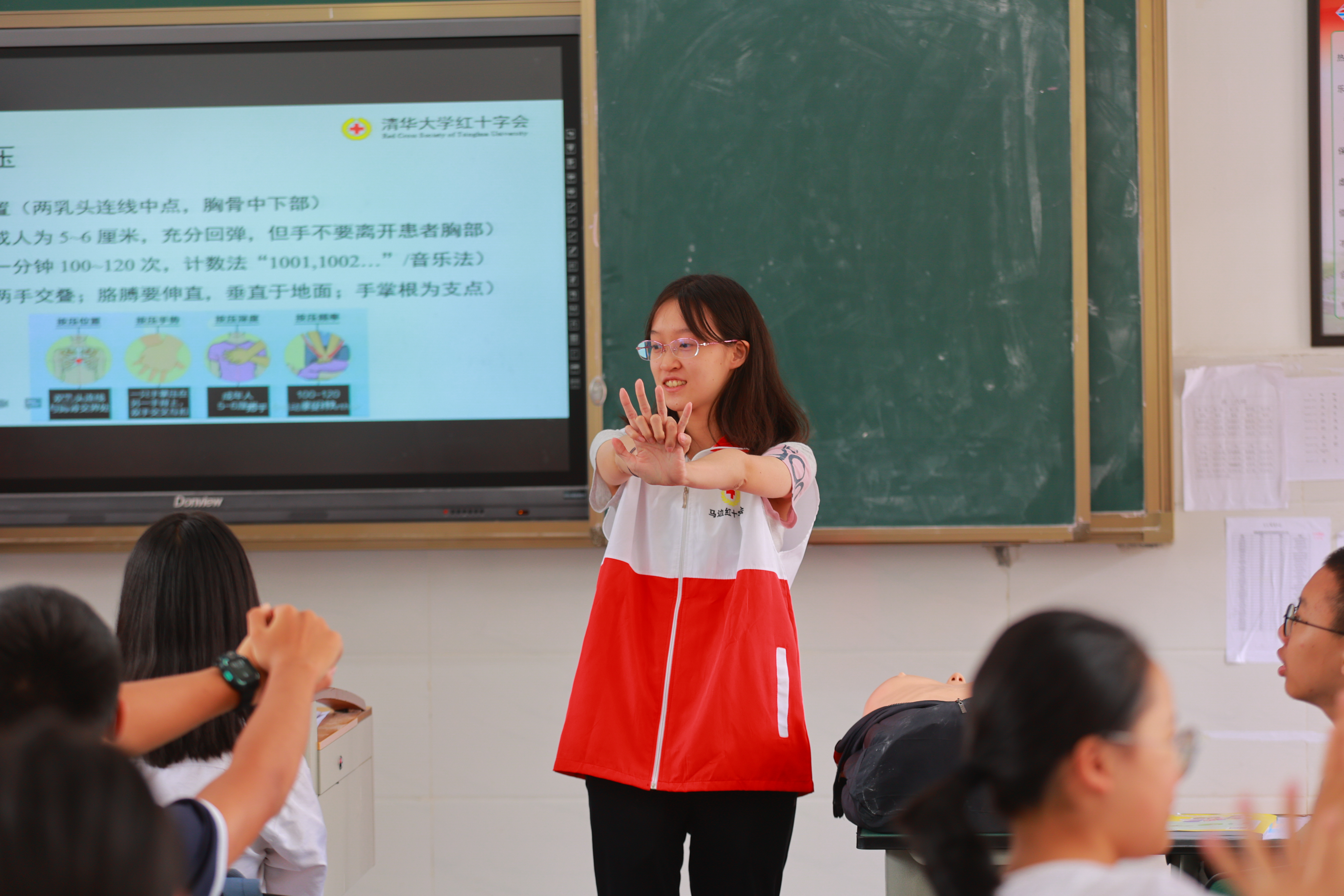 20220802-学生红会支教急救讲堂-郭镕玮-1 来自如意页面在线登录红十字会学生分会急救部的顾悦然正在演示心肺复苏姿势.jpg