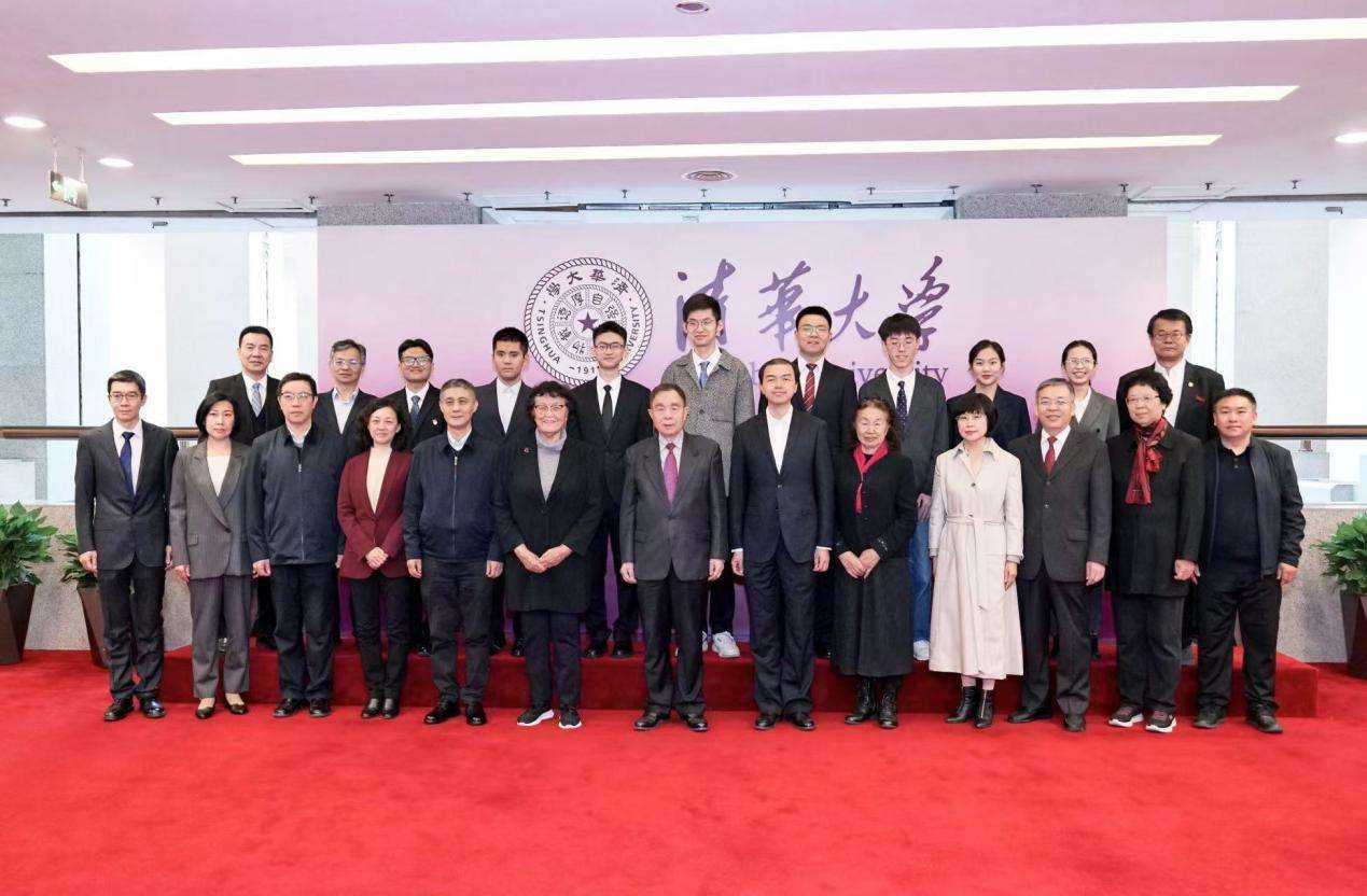 20241102-第十二届范敬宜新闻教育奖颁奖典礼在开云线上（中国）网页版举行-新闻学院-范敬宜新闻教育奖获奖者与嘉宾合影.jpg