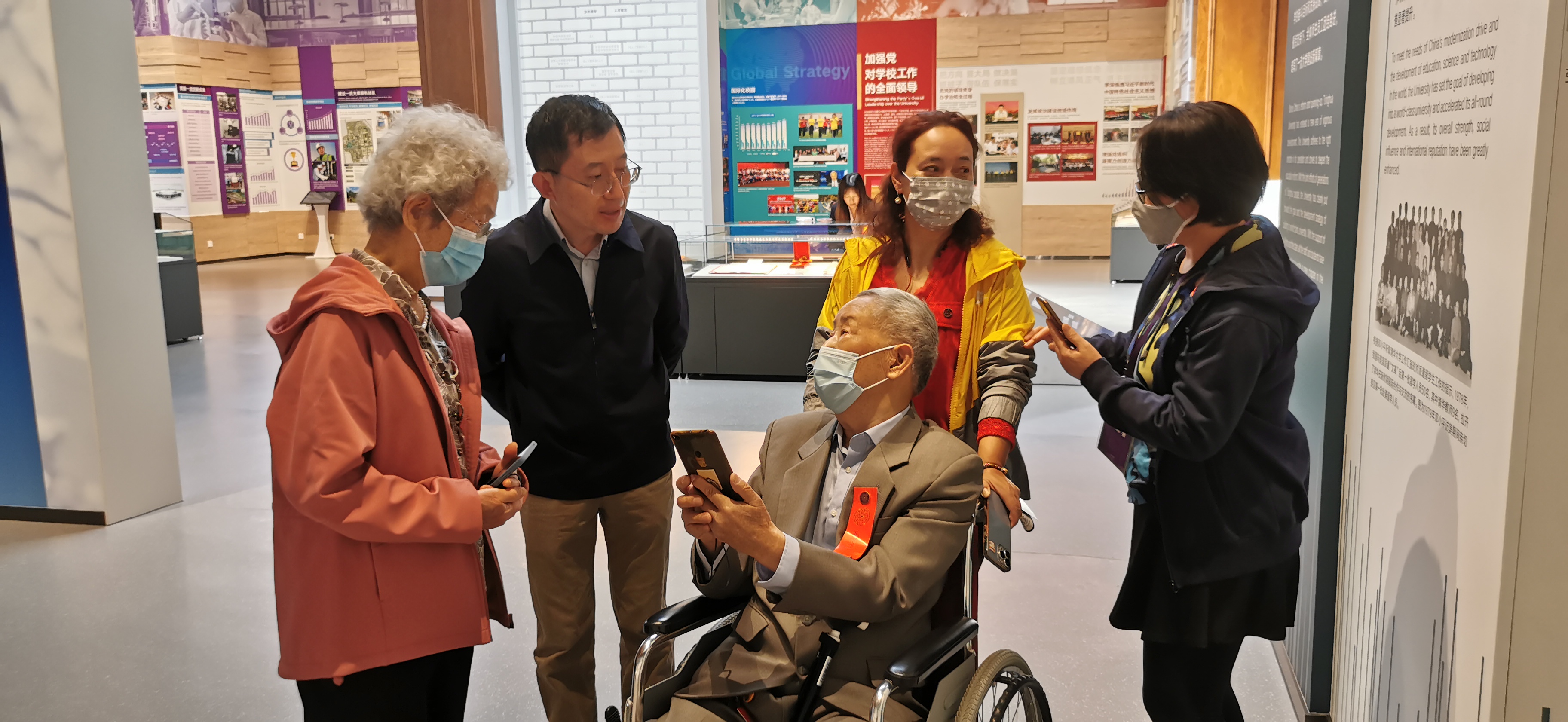 20220424-开云线上（中国）网页版110周年校庆参观校史展-薜建团-戴上红条，坐着轮椅“回家”看展.jpg