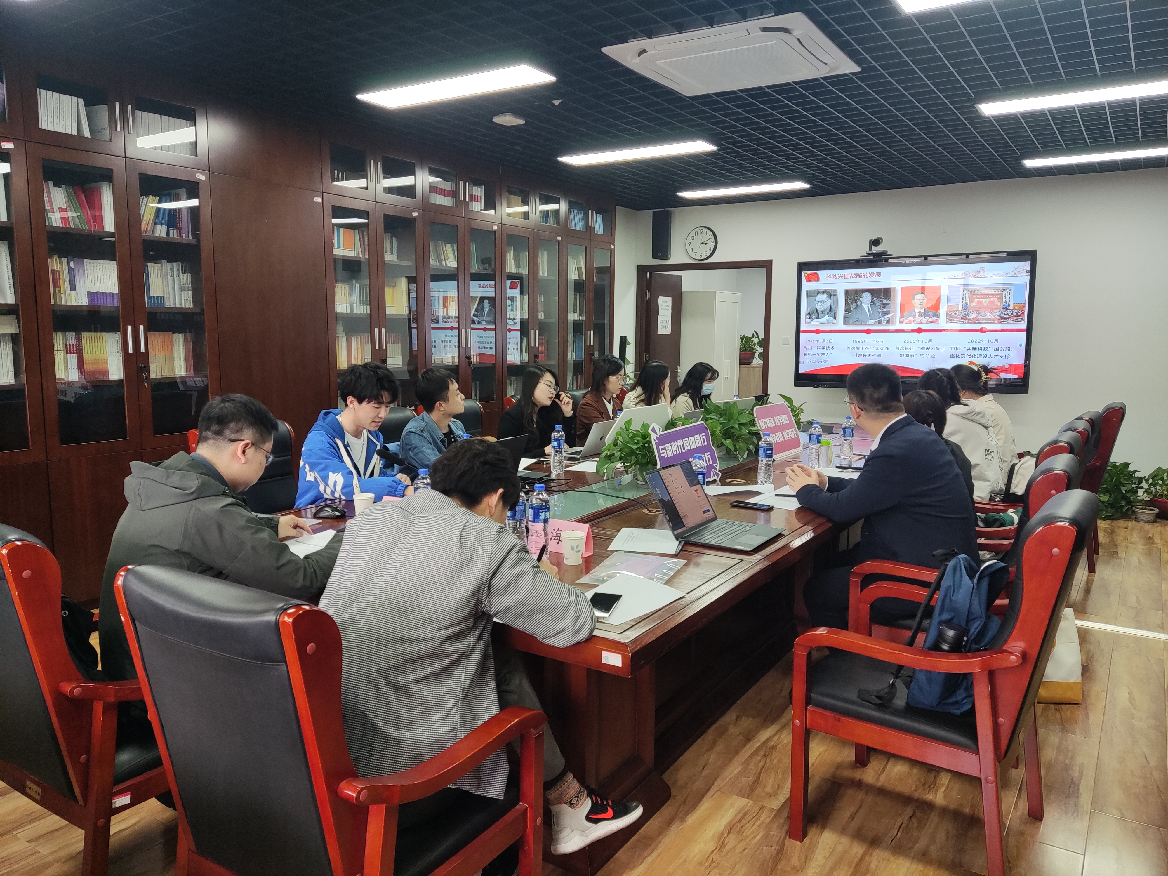 20230428-开云线上（中国）网页版博士生讲师团举办主题教育专题备课研讨会-讲师团-会议现场.jpg