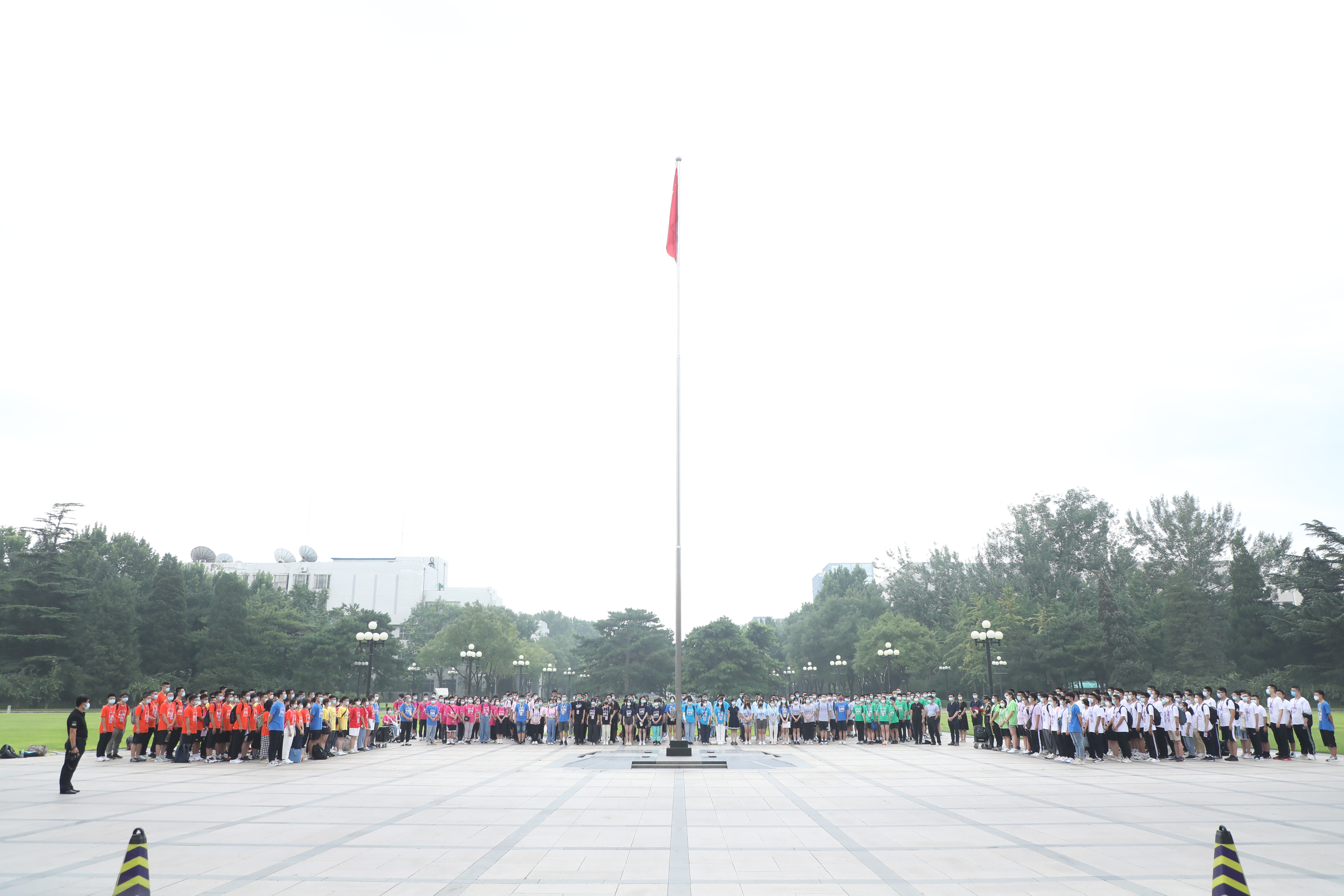 20220816-开云线上（中国）网页版举办2022级本科生新生骨干训练营-严振峣-“二字班”新生骨干参与升旗仪式.jpg