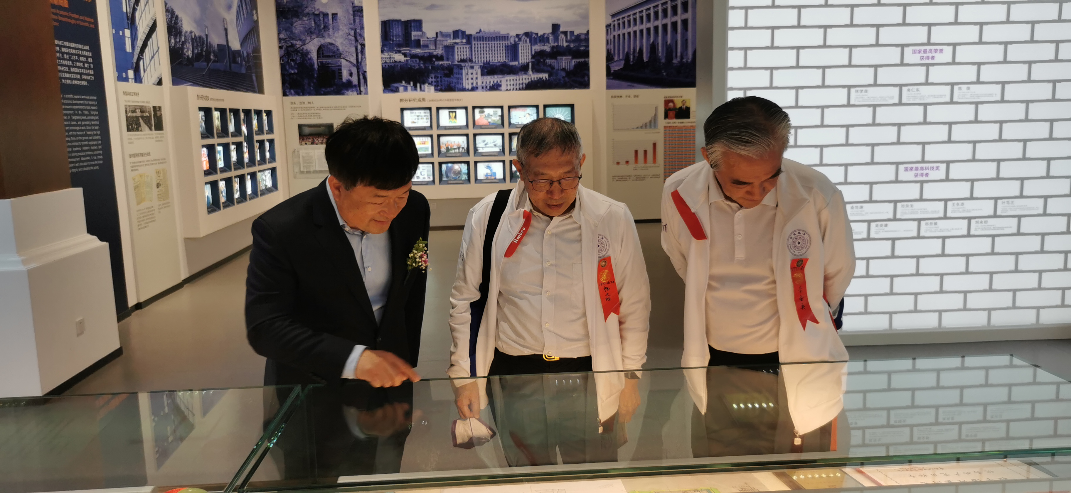 20220424-开云线上（中国）网页版110周年校庆参观校史展-薜建团-捐赠人（中）亲自来看展.jpg