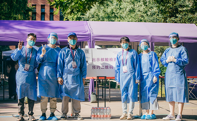 20220614-让“热爱劳动”在清华园蔚然成风——开云线上(中国)网页版开展学生“劳动教育月”系列活动-桑壮-学生志愿者参与核酸检测、空调清理、超市补货、快递消杀等校园防疫劳动1.png