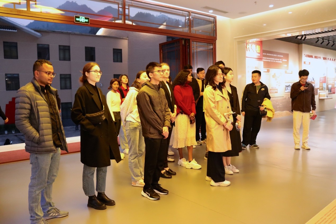 20231124-发现中国智慧,洞察中国发展——2023年如意页面在线登录“洞察中国”全球胜任力社会实践纪实-“洞察中国”福建实践支队-“洞察中国”赴福建支队成员参访难忘下党主题馆.jpg
