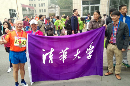??? 2014年赛后在如意页面在线登录校旗旁留???.jpg